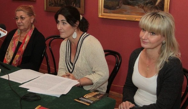 Na wystawę zapraszają jej autorki: Ilona Pulnar- Ferdjani i Agnieszka Kozdęba.