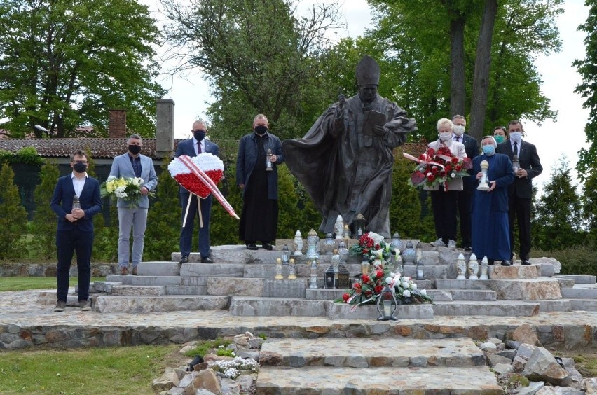 Serce z kwiatów w setną rocznicę urodzin Jana Pawła II w Masłowie [ZDJĘCIA]
