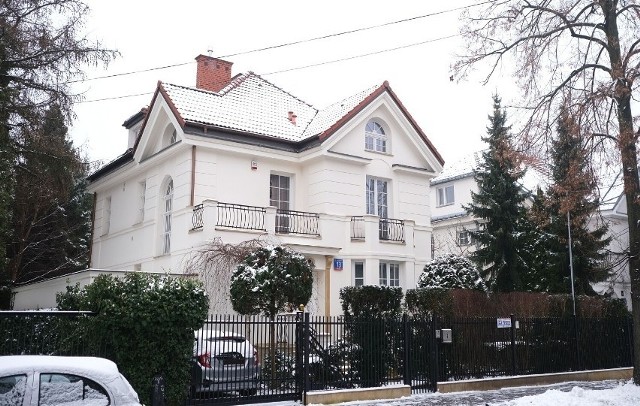 Dom rodziny Skalskich z serialu "Niania" nic się nie zmienił. Słynna willa znajduje się w samym sercu Warszawy