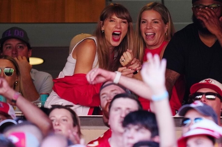 Taylor Swift z matką Travisa Kelce – Donną w loży VIP...