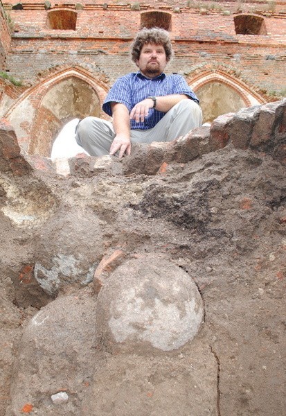 - To dziwne, że ta amunicja została odkopana i ponownie zakopana na zamku przez archeologów  - mówi Daniel Gazda, kierownik wykopalisk