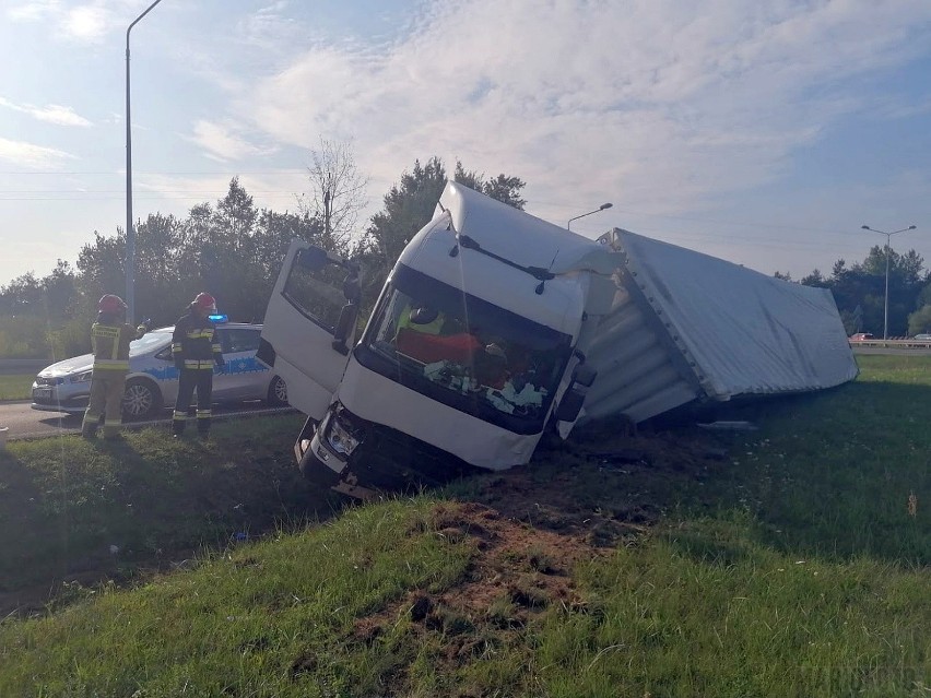 Tir przewrócił się na autostradzie A4. Droga jest przejezdna