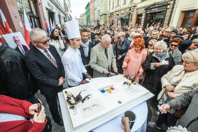 W 2019 roku Autografy "podpisali" na ulicy Długiej opozycjoniści Antoni Tokarczuk i Jan Rulewski