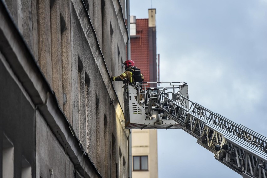 Płonie zabytkowy budynek w Gdańsku. To kolejny pożar w tej...