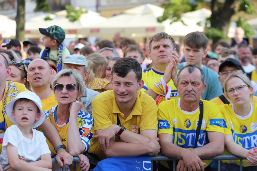 Prawie 3 tysiące osób na Rynku w Kielcach! Tak fantastycznie kibicujecie drużynie Barlinek Industria Kielce w finale z SC Magdeburg 