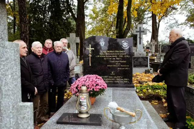 Białostoccy strażacy-emeryci przy odbudowanym nagrobku rodzinnym  starszego ogniomistrza Borysa Perki - Nestora Białostockich Strażaków.