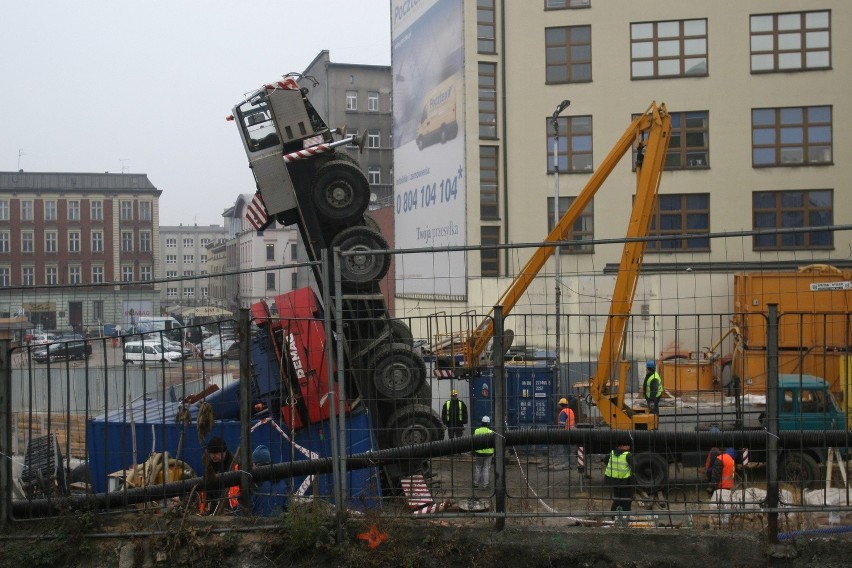 Wypadek na budowie dworca w Katowicach. Dźwig poczeka do czwartku [ZDJĘCIA]