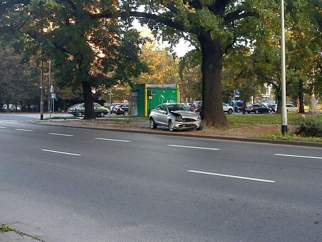 Porzucone auto na placu Zwycięstwa w Szczecinie