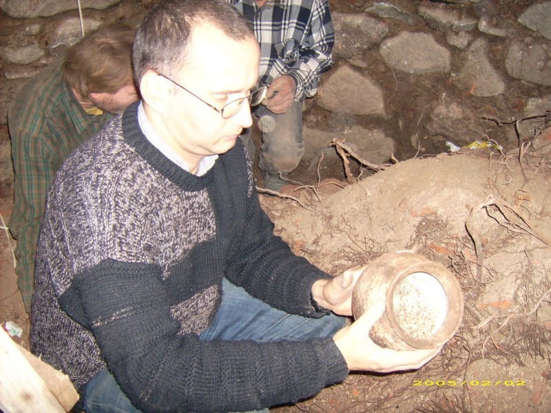 Dr Adam Chec, archeolog z UMK w Toruniu obejrzal naczynia i...