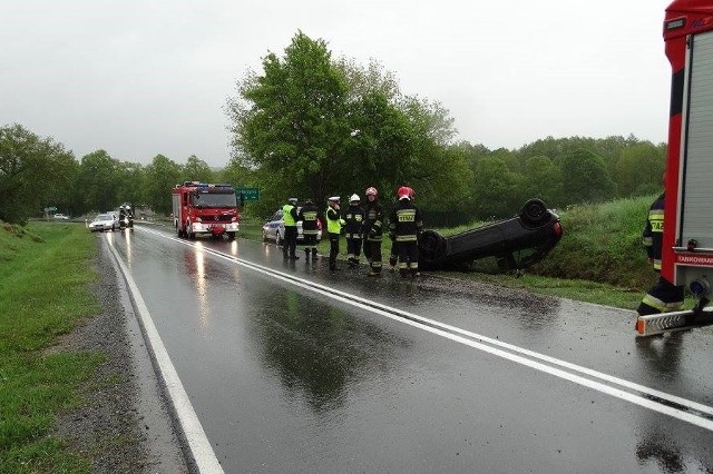 Wypadek na DK20. Koło Tuchomia dachował opel.