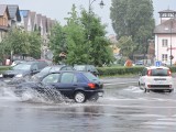 Ostrołęka. Ulewa o godz. 13.00 30 lipca 2019. Zobacz, jak się jeździło po mieście samochodami