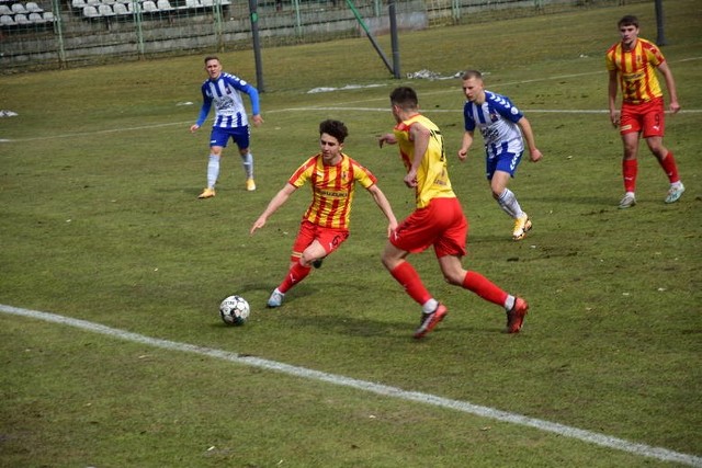 Korona II Kielce postawiła się wiceliderowi, ale przegrała z Sokołem Sieniawa 0:1.