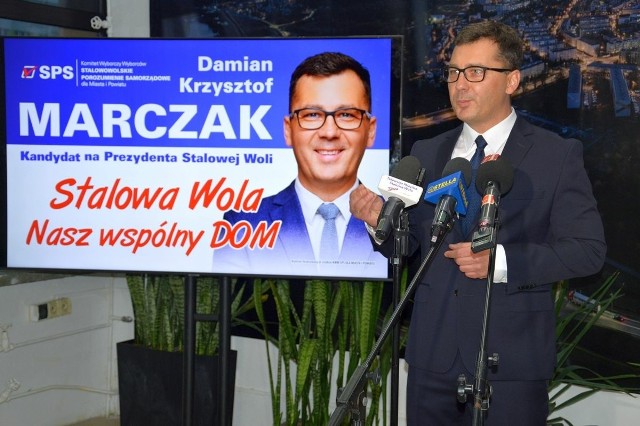 Damian Marczak – kandydat na prezydent Stalowej Woli podczas prezentacji kandydatów do samorządu ze Stalowowolskiego Porozumienia Samorządowego. Więcej na kolejnych zdjęciach