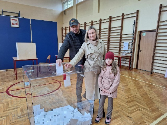 W obwodowej komisji wyborczej numer 4 w Szydłowcu głosowały całe rodziny.