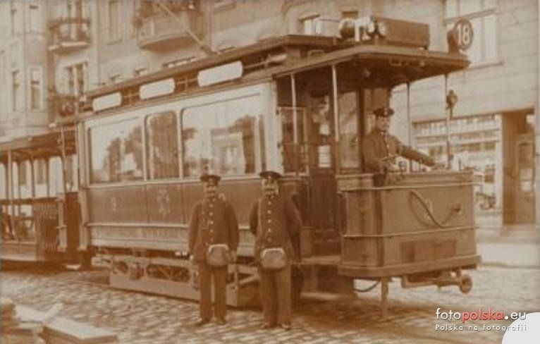 Rok 1906. Osiemnastka z szyldem Christophoriplatz, stojąca...