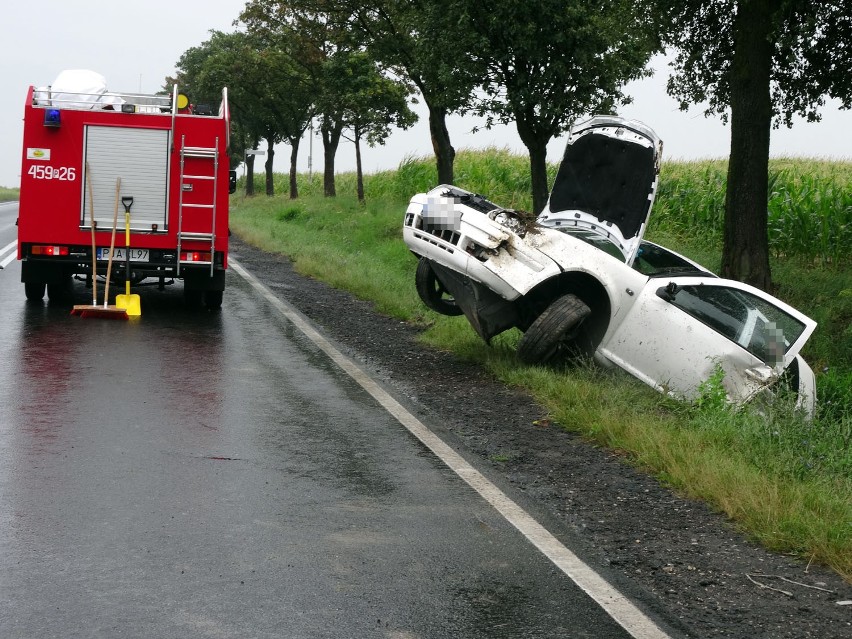 Wypadek w Witaszycach: VW Golf w rowie. Jedna osoba ranna