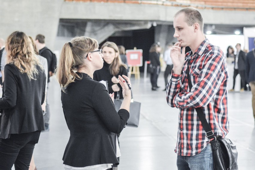 Co łączy poszukiwanie pracy i stand-up?