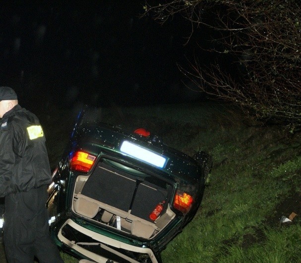 Wypadek na DK 72. Dachował samochód