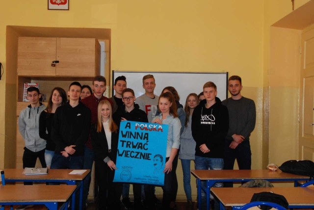 Promując działalność galicyjskiego posła, uczennice między innymi odwiedziły Ponadgimnazjalny Zespół Szkół Ekonomicznych imienia Eugeniusza Kwiatkowskiego w Sandomierzu.