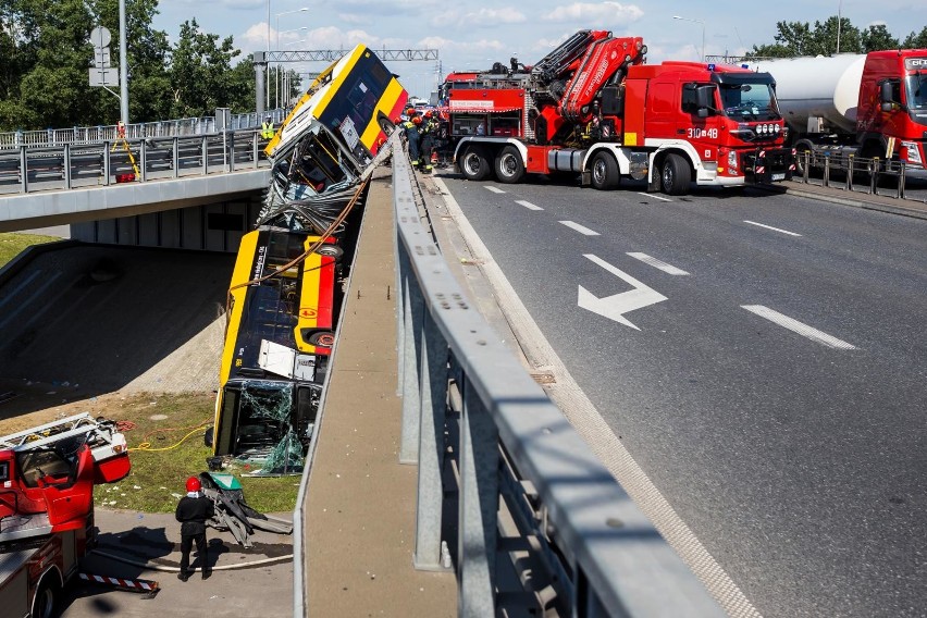 W czwartek w Warszawie, autobus miejski 186 spadł z wiaduktu...