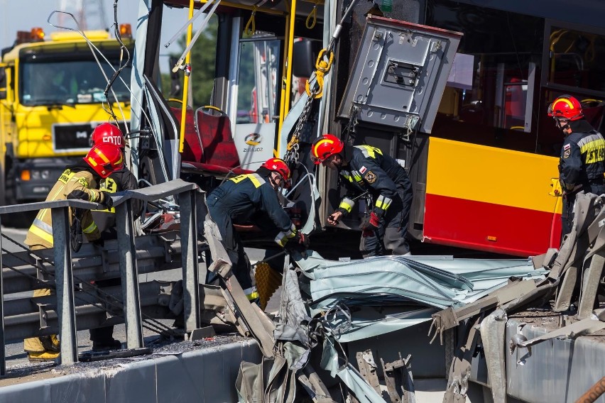 W czwartek w Warszawie, autobus miejski 186 spadł z wiaduktu...