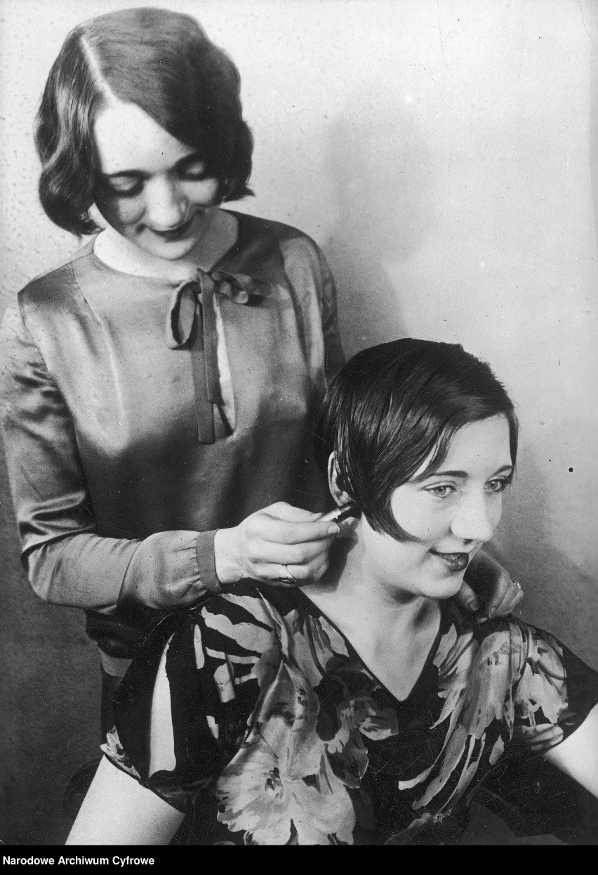 Kobiety modelujące sobie włosy.
1926-1931