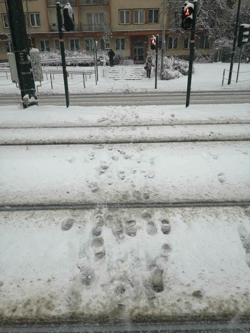 Intensywne opady śniegu w Krakowie. Torowiska tramwajowe były zasypane!