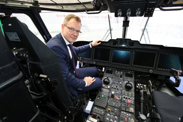 Krzysztof Krystowski, wiceprezes Leonardo Helicopters Company przy sterach  AW 101 – największego śmigłowca produkowanego w Europie.