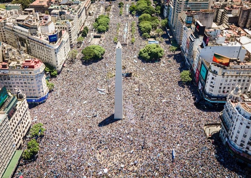 Tłumy Argentyńczyków zgromadzone w centrum Buenos Aires po...