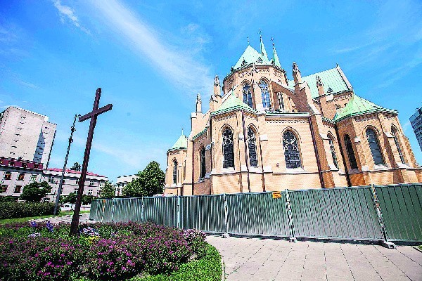 Obok łódzkiej archikatedry rozpoczęły się prace przy budowie podziemnej sali wystawienniczej.