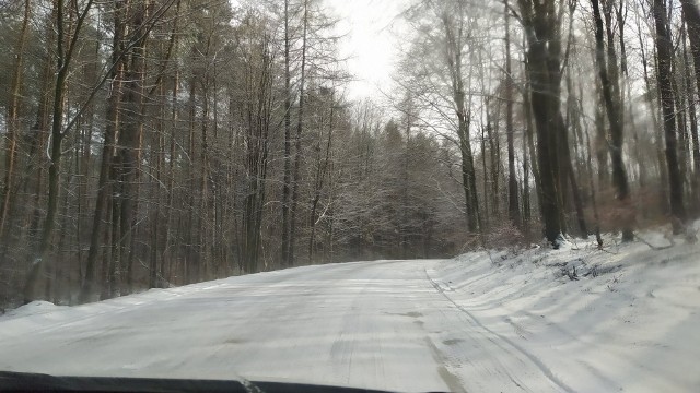 Śnieg utrudnia jazdę w okolicach Wolbromia. Korki tworzą się już za Olkuszem