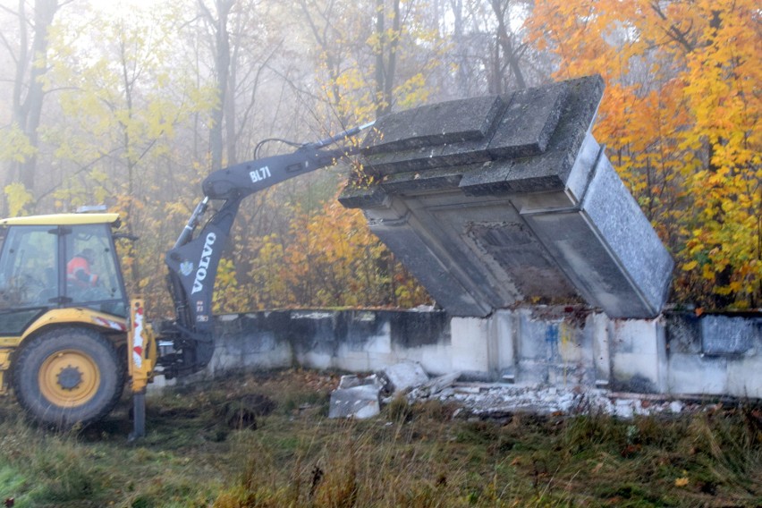 Pomnik wdzięczności Armii Czerwonej w powiecie staszowskim został zlikwidowany. Zobaczcie zdjęcia i film