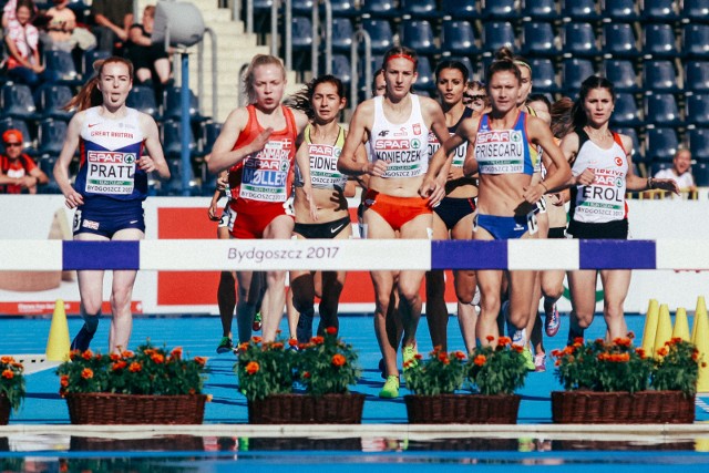 Aneta Konieczek na pierwszym planie w biegu na 3000 m z przeszkodami