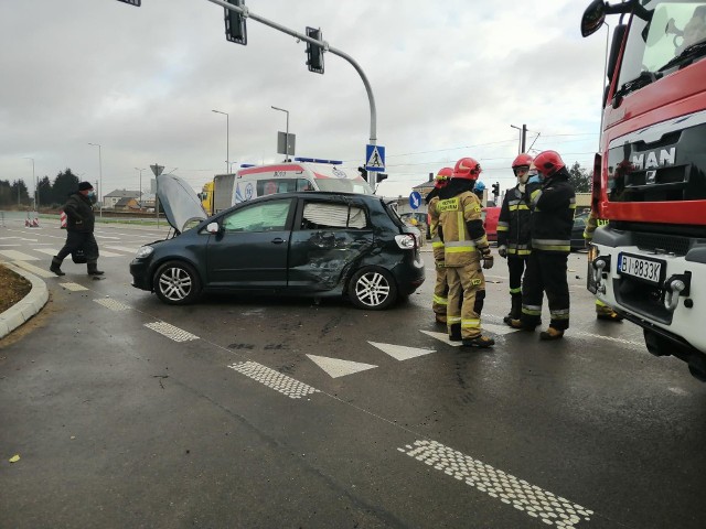 Uhowo. Wypadek na Mickiewicza. Ciężarówka zderzyła się z volkswagenem