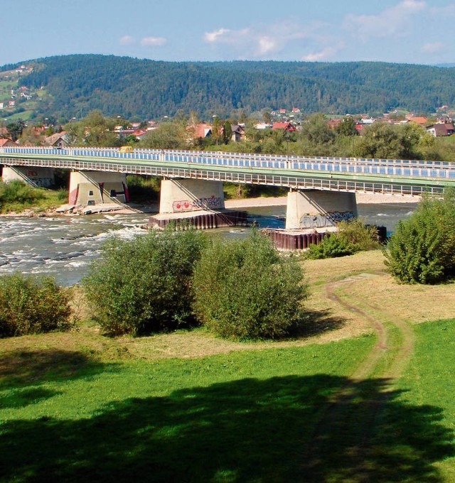 W nawierzchni mostu heleńskiego co chwilę pojawiają się dziury. Kapitalny remont przeprawy planowany jest w drugiej połowie 2015 r.