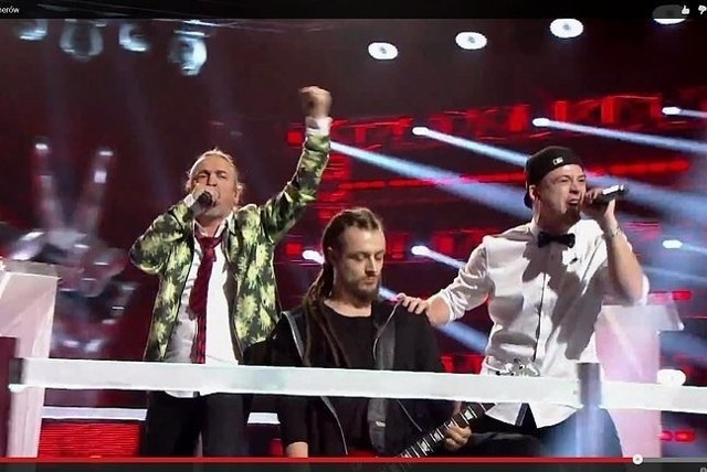 Bitwa trenerów "The Voice of Poland": Marka Piekarczyka z Tomsonem i Baronem (fot. screen z youtube.com)