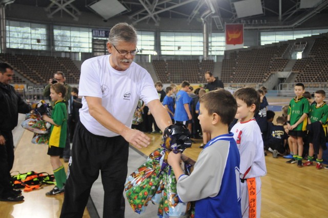 Zbigniew Jurzysta wręcza nagrody młodym rugbistom