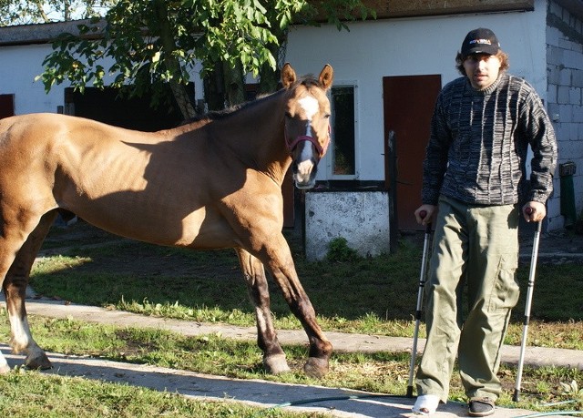 koń Bartek z troskliwym opiekunem - Leszkiem Stopyrą