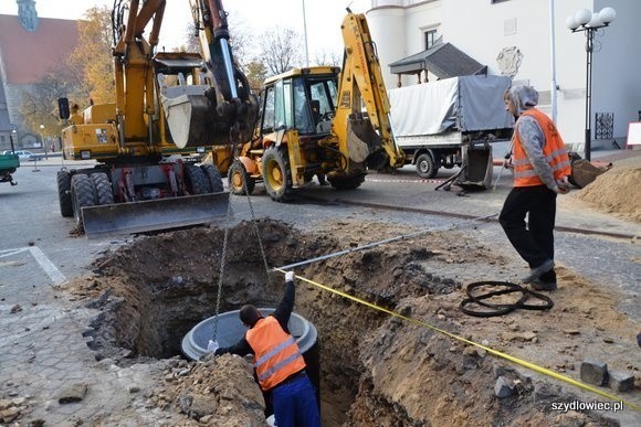 W latach 2013-14 w Szydłowcu przebudowano Rynek Wielki, ulicę Radomską i Skwer Staromiejski. Wszystko w ramach tak zwanego "Projektu kluczowego", który w mieście realizowany był od 2011 roku do 2015. W jego ramach odnowiono Ratusz, Zamek, hotel "Pod dębem", wybudowano Regionalne Centrum Biblioteczno - Multimedialne. Wartość projektu to ponad 30 milionów złotych.Na Rynku, ulicy Radomskiej i Skwerze częściowo wymieniono nawierzchnię, oświetlenia uliczne, wybudowano nowe miejsca parkingowe. Wykonano tez oświetlenie zabytkowych pomników oraz stworzono więcej zieleni i elementów małej architektury.Niebawem przypomnimy zdjęcia z przebudowy i budowy kolejnych obiektów.>