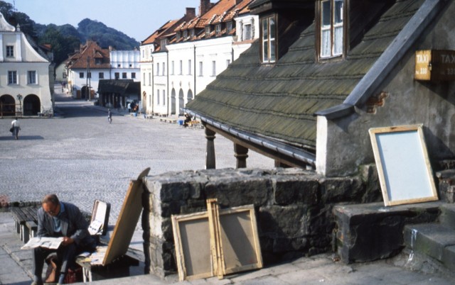 Kolorowe fotografie autorstwa Edwarda Hartwiga przedstawiające Kazimierz nad Wisłą będą częścią wystawy.