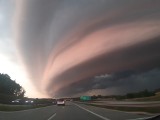 Wał szkwałowy nad trasą S8 między Łodzią a Warszawą. Niesamowite zjawisko na niebie na zdjęciach ostrowianina, Artura Sobotki. 14.08.2022