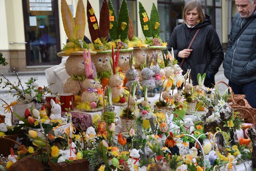 Na Rynku trwa Wielkanocny Jarmark i akcja charytatywna dla Antosi Kluk. Zajrzyjcie koniecznie na stoisko obok schodów do ratusza! [ZDJĘCIA]