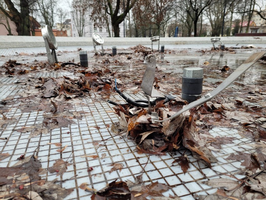 Wandal uszkodził elementy fontanny w Parku Powstańców...