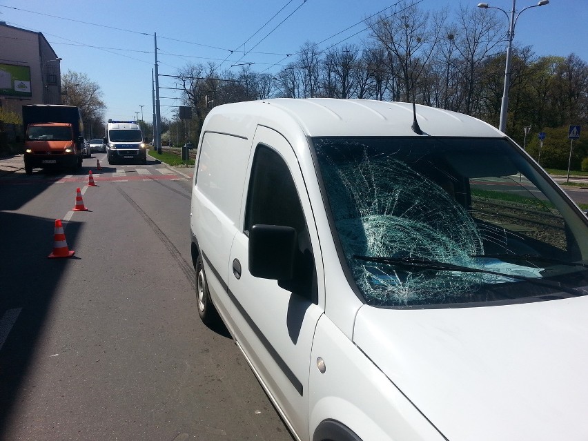 Wypadek na Pabianickiej w Łodzi. Kierowca opla potrącił kobietę na przejściu dla pieszych [ZDJĘCIA] 