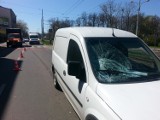 Wypadek na Pabianickiej w Łodzi. Kierowca opla potrącił kobietę na przejściu dla pieszych [ZDJĘCIA] 