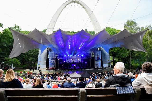 Wielki Turniej TenorówPo raz 21. tenorzy z różnych zakątków świata zaprezentują się w najpiękniejszych ariach operowych, operetkowych i pieśniach neapolitańskich. Wielki Turniej Tenorów organizowany przez Operę na Zamku jest turniejem, który od 20 lat wychodzi z gmachu teatru w malowniczy plener. Także i w tym roku tenorzy z całego świata zabrzmią pełnym głosem, w pięknym parku, w fantastycznej, odprężającej atmosferze zaprezentują nam arie z oper i operetek oraz pieśni neapolitańskie. Zwycięzcę wybiera publiczność, nagradzając swojego faworyta różą. Artysta, który zbierze ich najwięcej – zostaje pasowany na rycerza, jak przystało na zwyczaje Wielkiego Turnieju Tenorów.Wielki Turniej Tenorów, 29 czerwca,  Teatr Letni im. H. Majdaniec, godz. 20:30, bilety 35-150 zł.