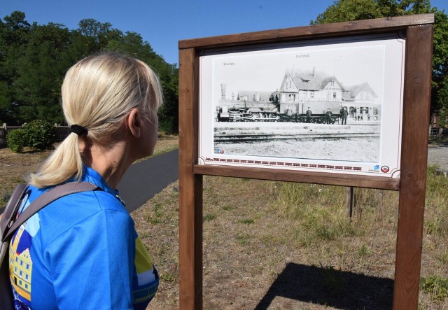 Przy ścieżce rowerowej Kolej na rower jest siedem nowych tablic, które dostarczają ciekawostek o historii Konotopu i Kolska. Tablice obejrzała Iwona Brzozowska, Starosta Powiatu Nowosolskiego