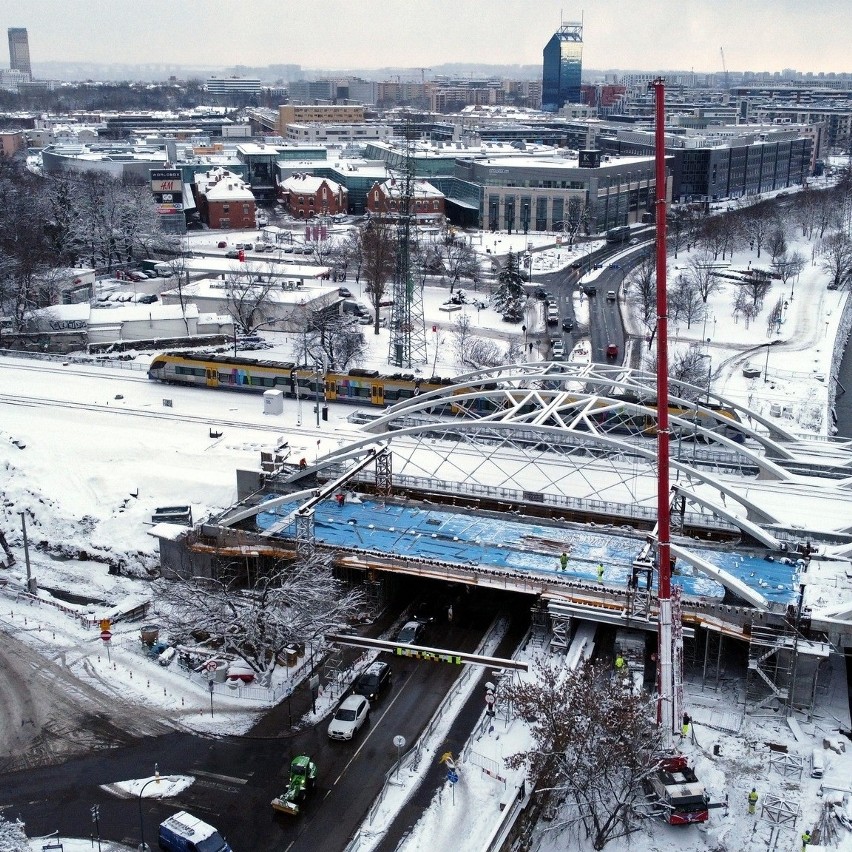 W zimowej scenerii dojrzewa beton na moście kolejowym nad Wisłą 