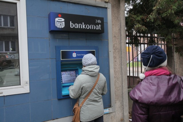 Część klientów PKO BP nie mogła wypłacić pieniędzy z bankomatów