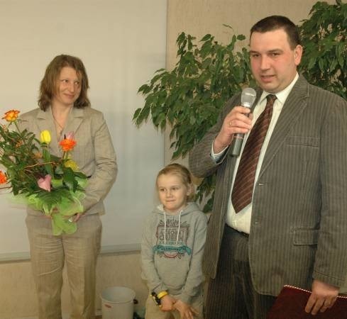 Dominika i Bartłomiej Rimke symbolicznie zostali docenieni także przez włodarzy Sławy kwiatami i oklaskami w czasie sesji rady miejskiej (fot. Tomasz Krzymiński)
